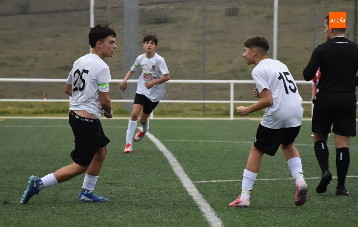 Foto 11 - El Infantil del Ciudad Rodrigo se da un fest&iacute;n ante el Pizarrales B con varios goles de gran calidad