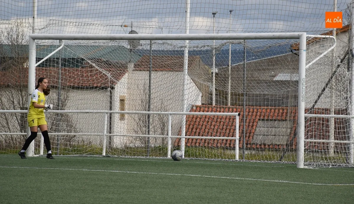 Foto 9 - El Infantil Femenino del Ciudad Rodrigo logra con un gran partido su victoria m&aacute;s holgada del curso