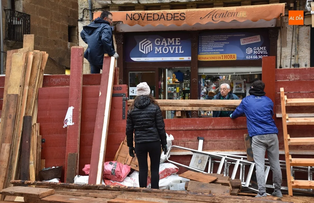 Foto 4 - Arranca pasado por agua el magno espect&aacute;culo de la construcci&oacute;n de los tablaos