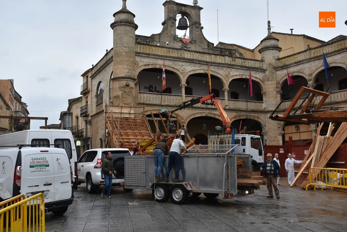 Foto 5 - Arranca pasado por agua el magno espect&aacute;culo de la construcci&oacute;n de los tablaos