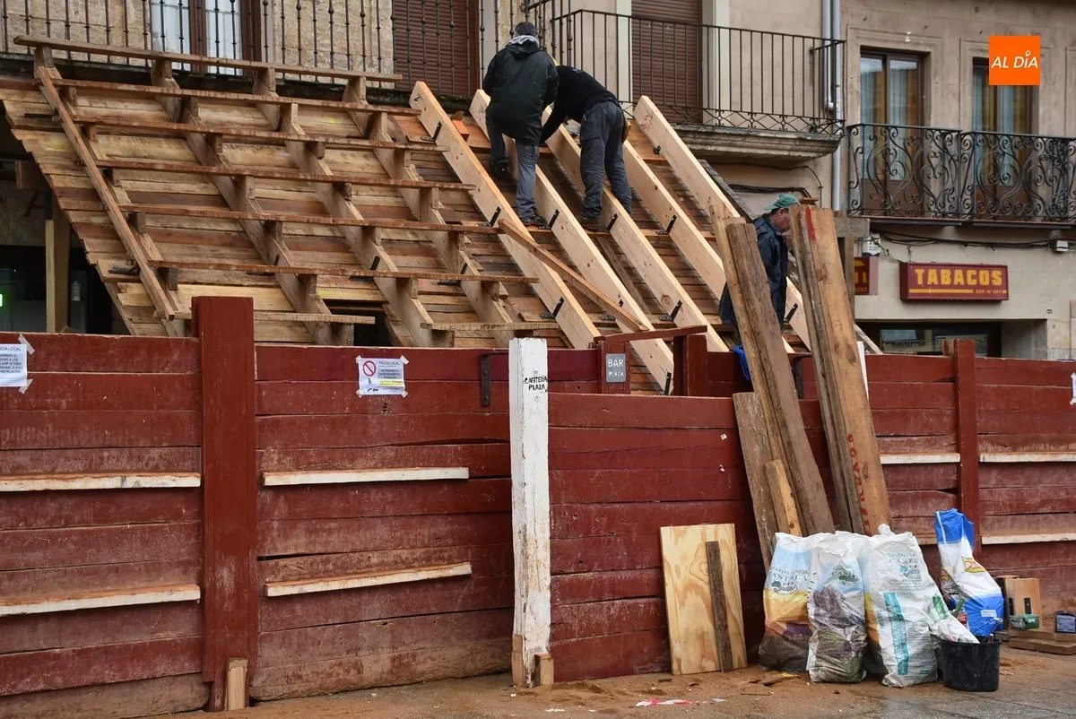 Foto 7 - Arranca pasado por agua el magno espect&aacute;culo de la construcci&oacute;n de los tablaos