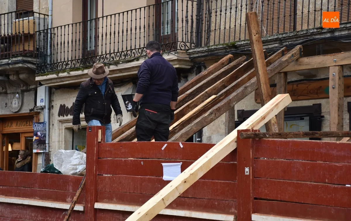 Foto 9 - Arranca pasado por agua el magno espect&aacute;culo de la construcci&oacute;n de los tablaos
