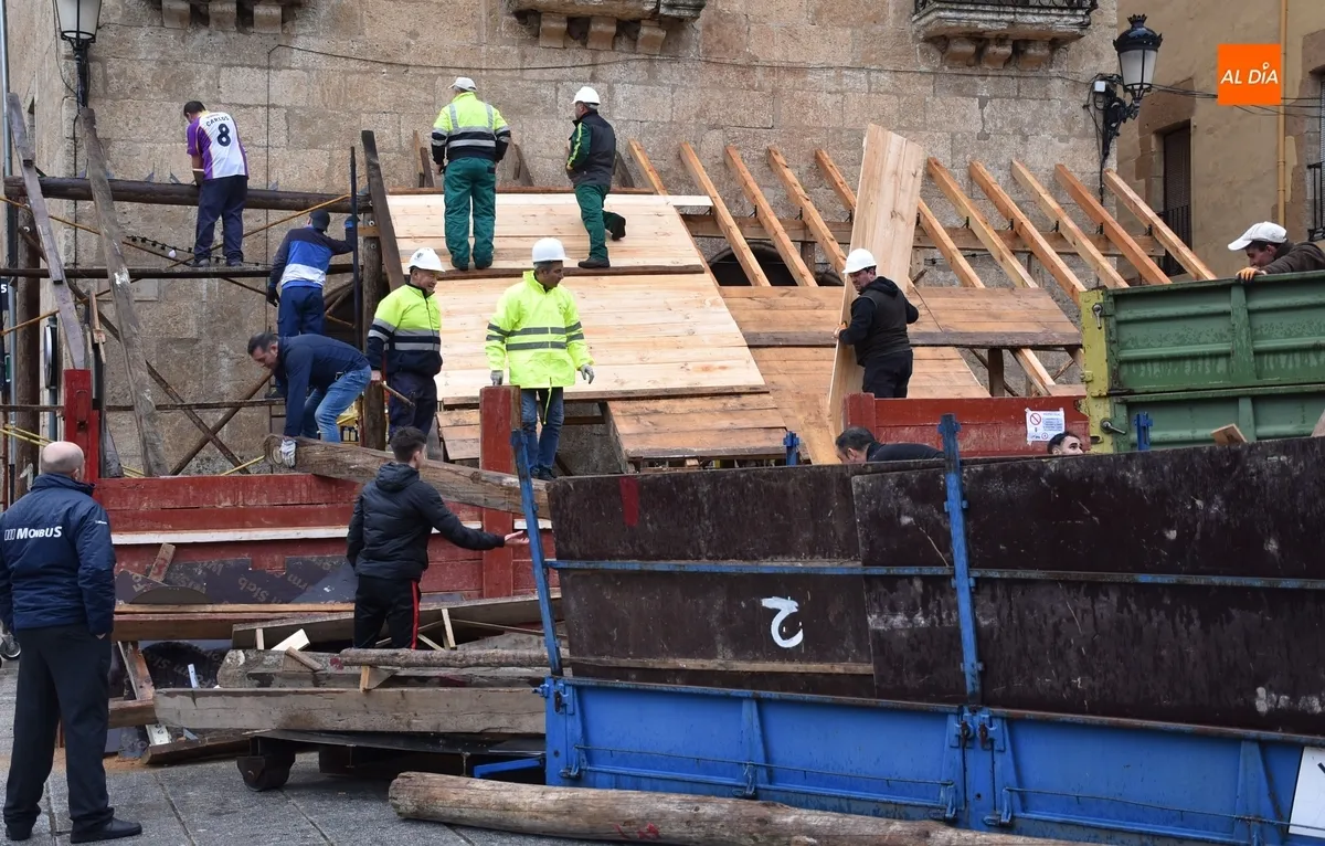 Foto 11 - Arranca pasado por agua el magno espect&aacute;culo de la construcci&oacute;n de los tablaos