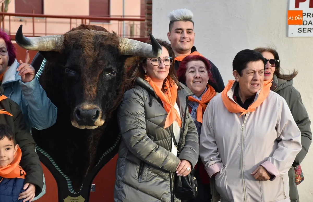 Foto 4 - Entregada a sus ganadores la cabeza naturalizada del Toro del Antruejo 2024