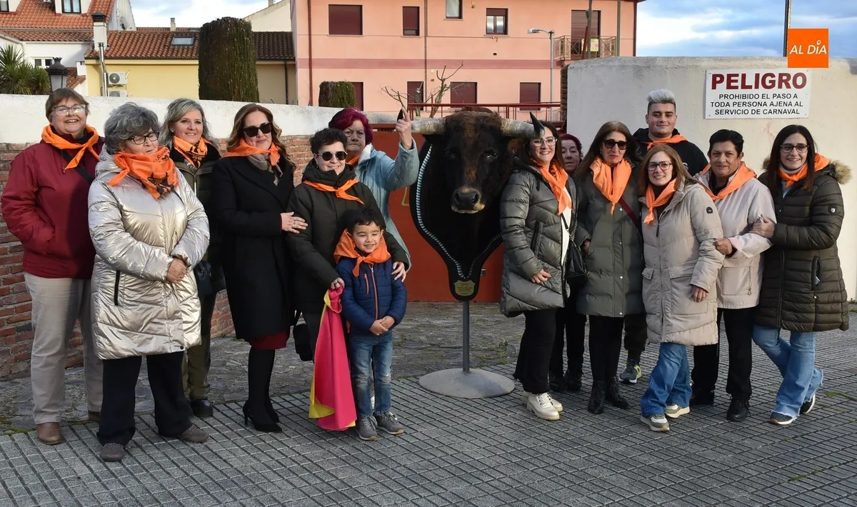 Foto 5 - Entregada a sus ganadores la cabeza naturalizada del Toro del Antruejo 2024