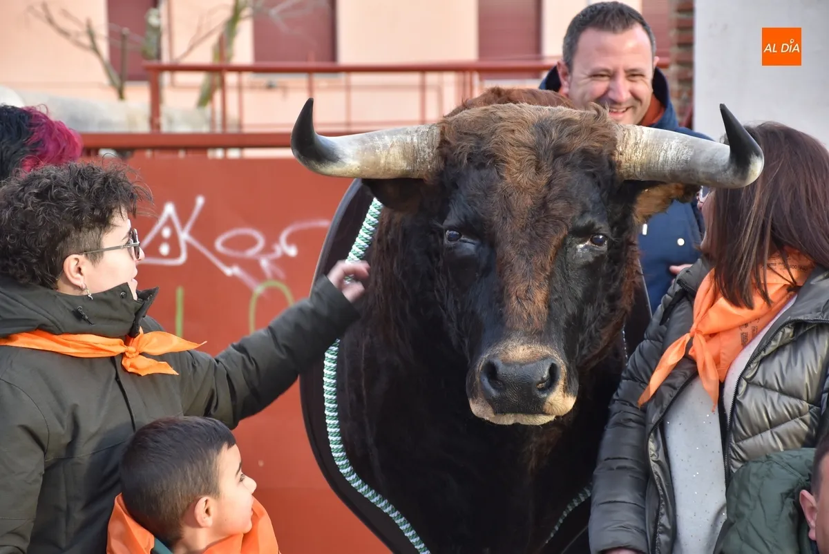 Foto 6 - Entregada a sus ganadores la cabeza naturalizada del Toro del Antruejo 2024