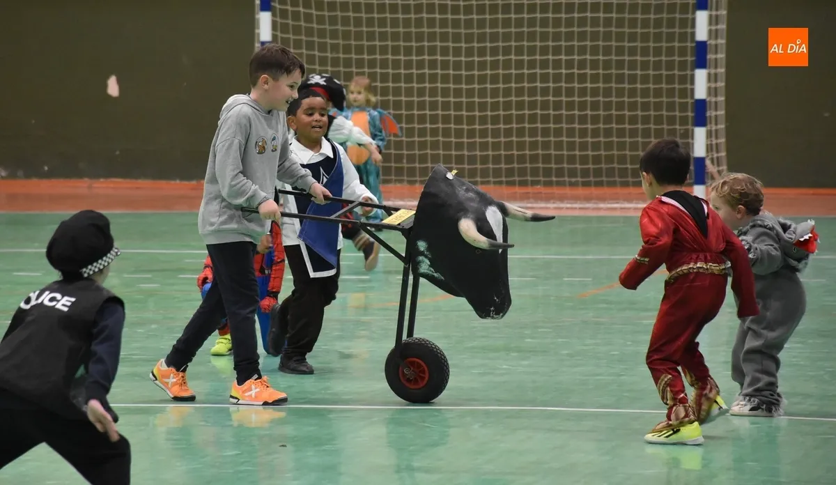 Foto 2 - Los m&aacute;s peques del III Columnas protagonizan las primeras carreras taurinas del Carnaval 2025