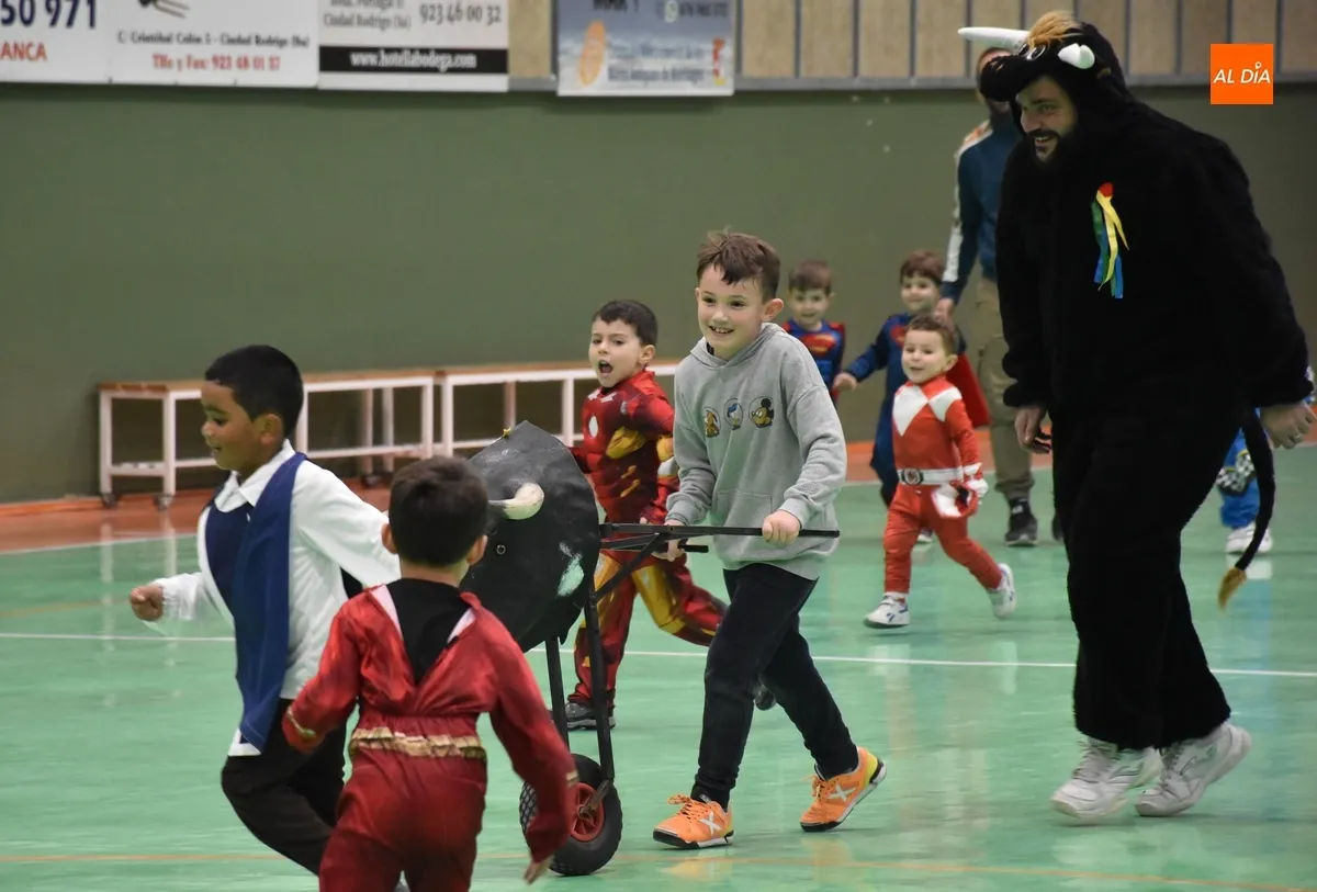 Foto 3 - Los m&aacute;s peques del III Columnas protagonizan las primeras carreras taurinas del Carnaval 2025