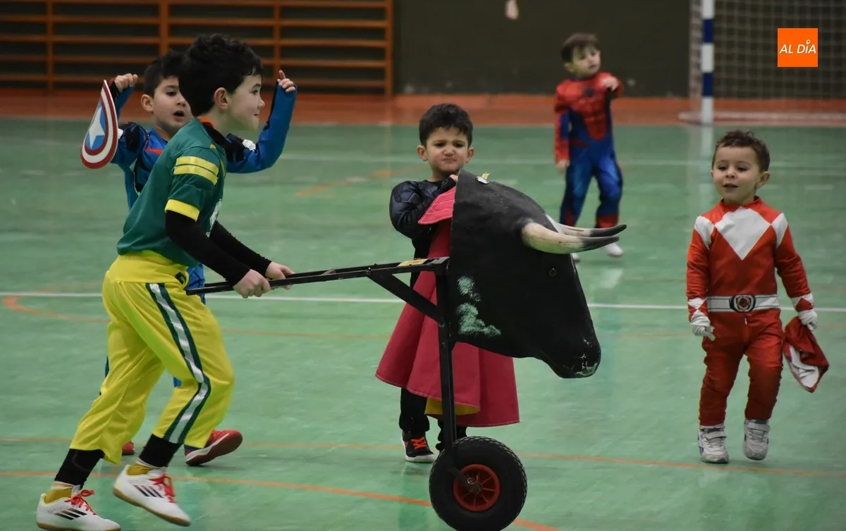 Foto 4 - Los m&aacute;s peques del III Columnas protagonizan las primeras carreras taurinas del Carnaval 2025