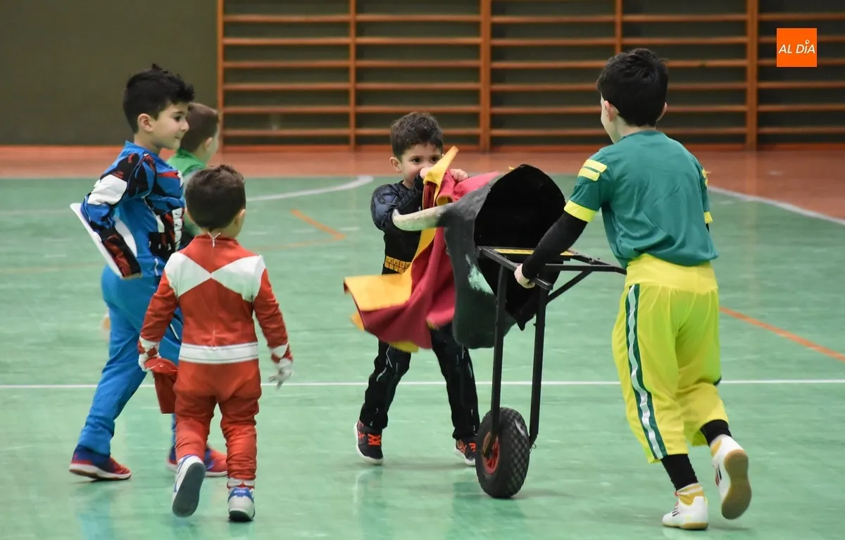 Foto 5 - Los m&aacute;s peques del III Columnas protagonizan las primeras carreras taurinas del Carnaval 2025