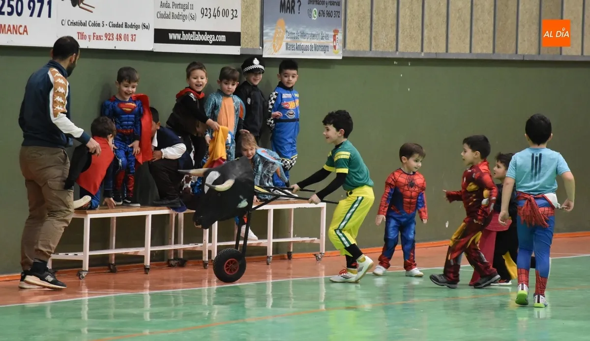 Foto 6 - Los m&aacute;s peques del III Columnas protagonizan las primeras carreras taurinas del Carnaval 2025