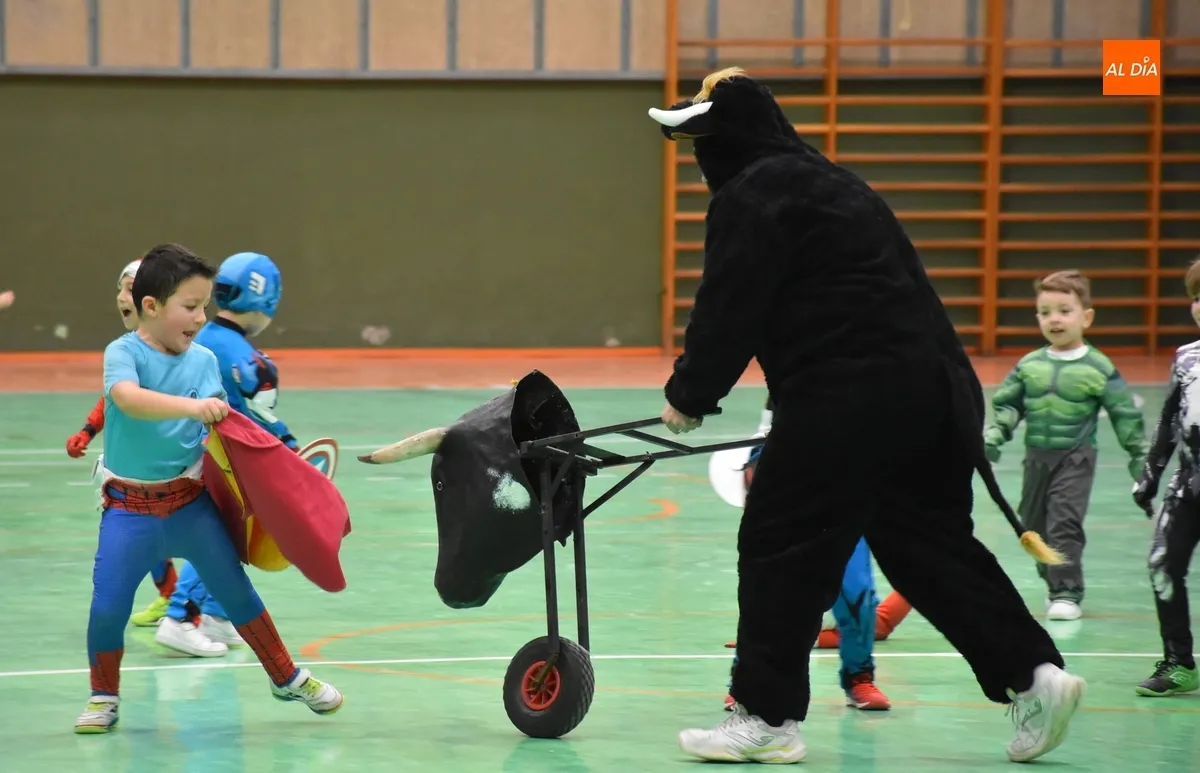 Foto 8 - Los m&aacute;s peques del III Columnas protagonizan las primeras carreras taurinas del Carnaval 2025