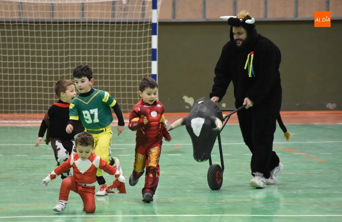 Foto 9 - Los m&aacute;s peques del III Columnas protagonizan las primeras carreras taurinas del Carnaval 2025
