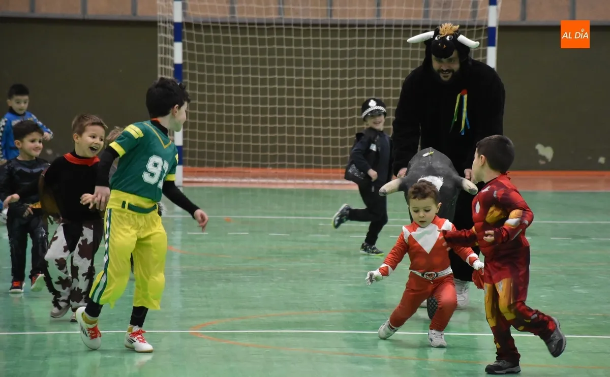 Foto 10 - Los m&aacute;s peques del III Columnas protagonizan las primeras carreras taurinas del Carnaval 2025