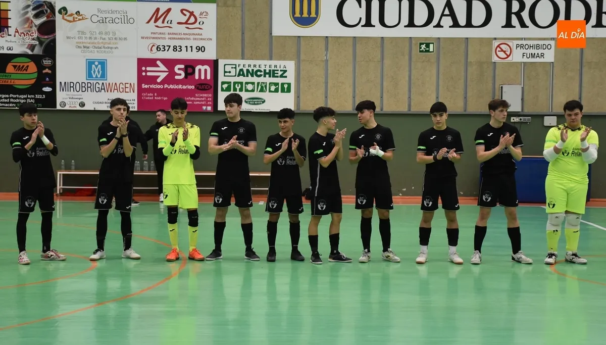 Foto 2 - Digna imagen del III Juvenil ante el todopoderoso l&iacute;der de su categor&iacute;a, el Noia gallego