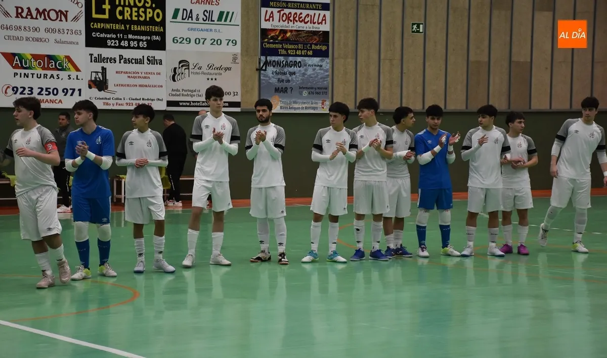 Foto 3 - Digna imagen del III Juvenil ante el todopoderoso l&iacute;der de su categor&iacute;a, el Noia gallego