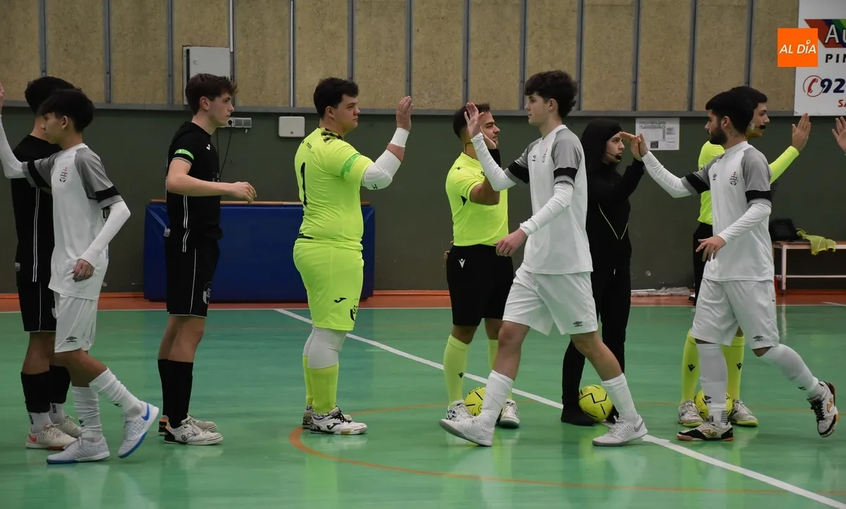 Foto 4 - Digna imagen del III Juvenil ante el todopoderoso l&iacute;der de su categor&iacute;a, el Noia gallego