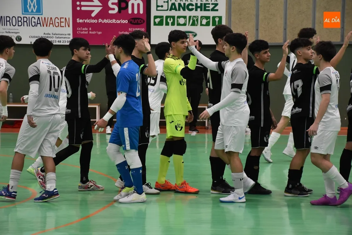 Foto 6 - Digna imagen del III Juvenil ante el todopoderoso l&iacute;der de su categor&iacute;a, el Noia gallego