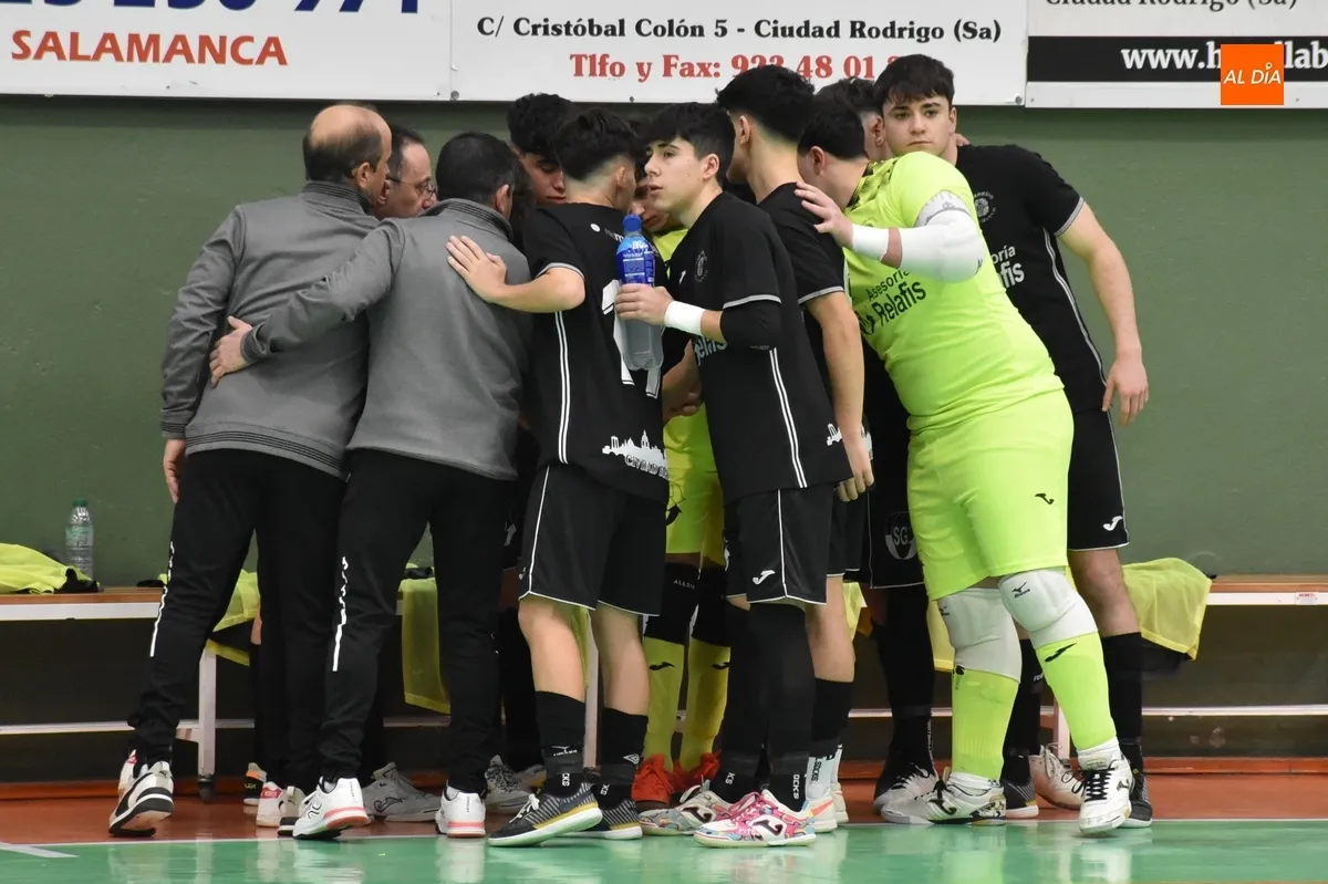 Foto 8 - Digna imagen del III Juvenil ante el todopoderoso l&iacute;der de su categor&iacute;a, el Noia gallego