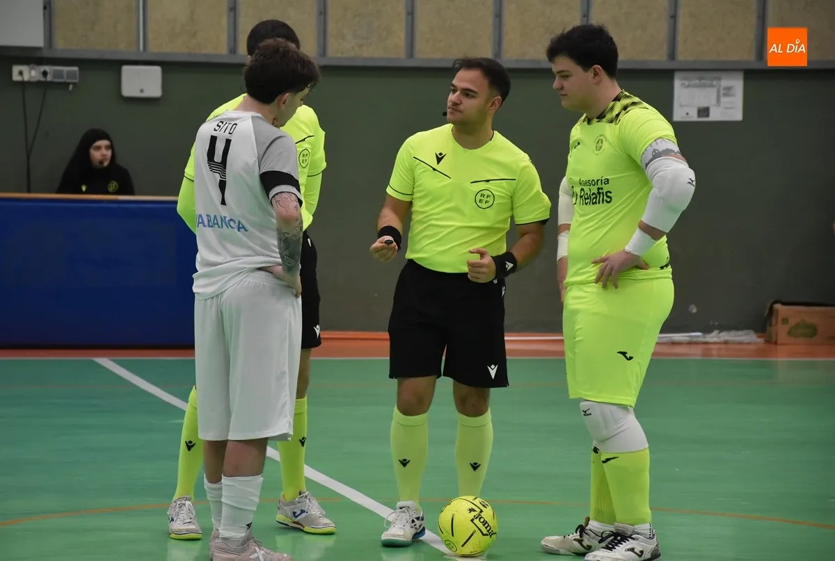 Foto 9 - Digna imagen del III Juvenil ante el todopoderoso l&iacute;der de su categor&iacute;a, el Noia gallego