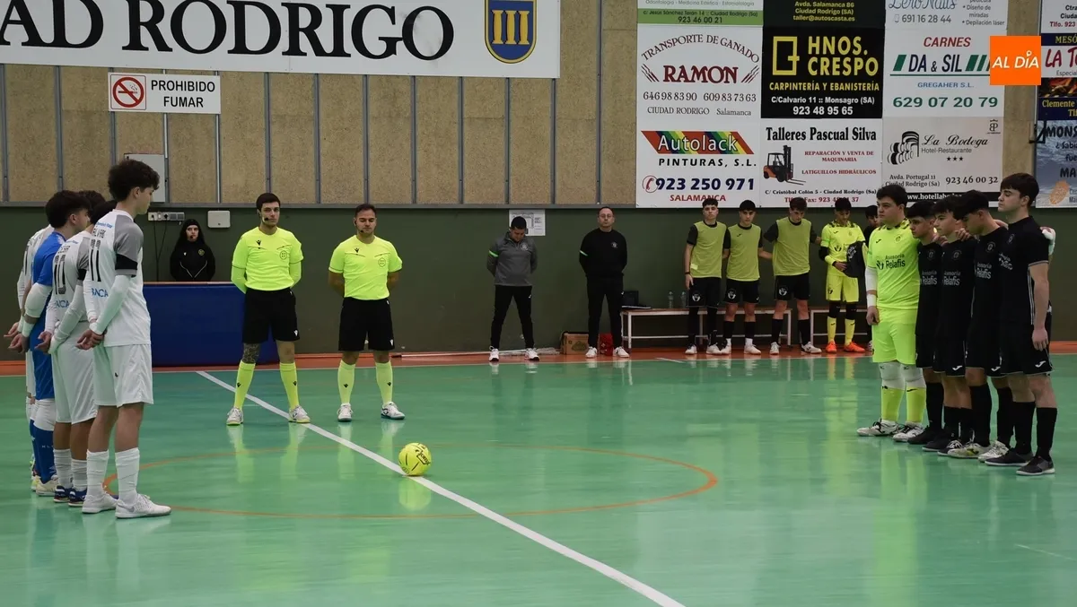 Foto 10 - Digna imagen del III Juvenil ante el todopoderoso l&iacute;der de su categor&iacute;a, el Noia gallego