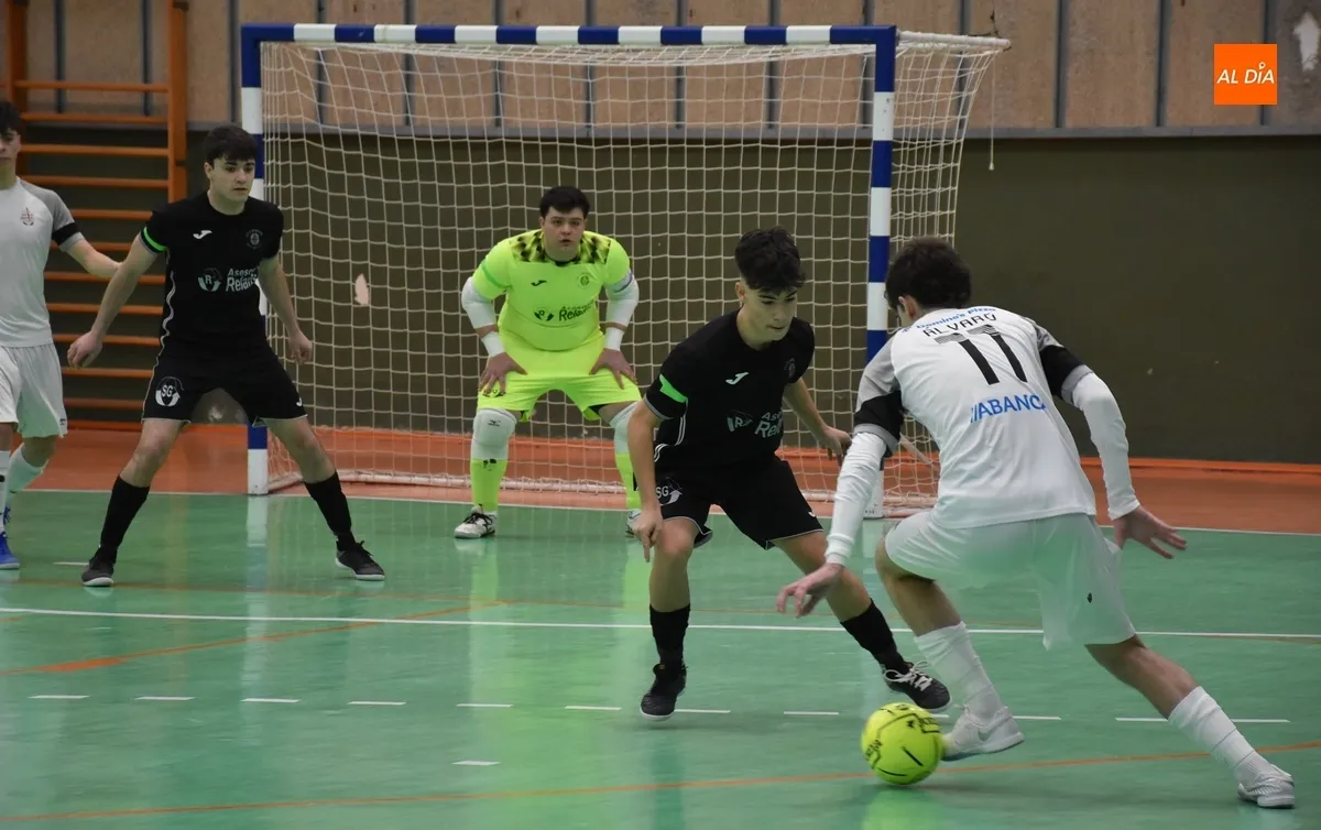 Foto 11 - Digna imagen del III Juvenil ante el todopoderoso l&iacute;der de su categor&iacute;a, el Noia gallego