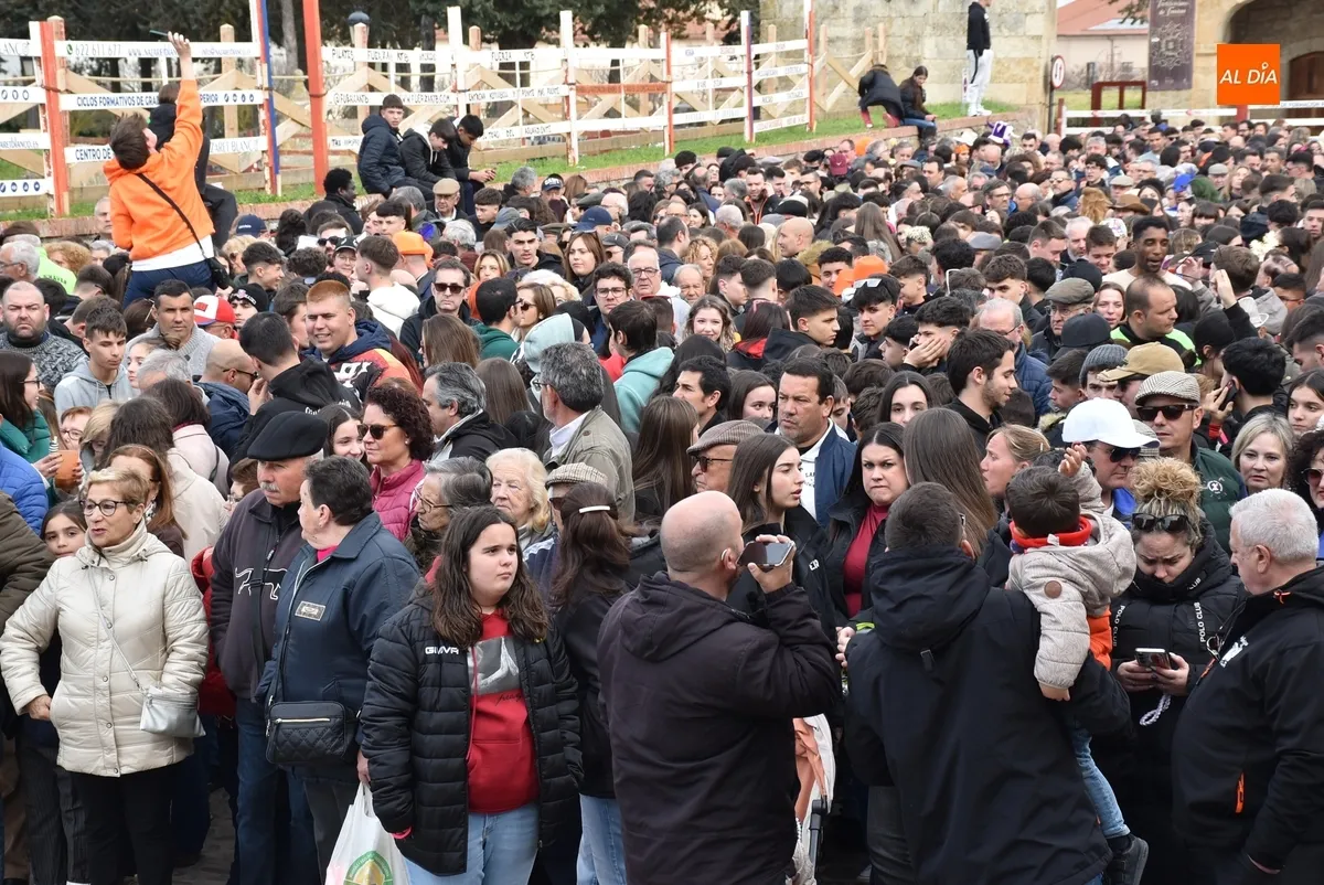 Foto 5 - El multitudinario Campanazo recuerda a Conrado en la edici&oacute;n con m&aacute;s pa&ntilde;uelos de la historia