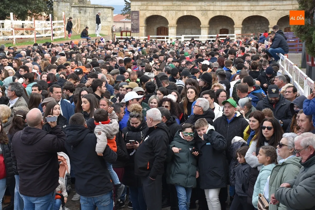 Foto 6 - El multitudinario Campanazo recuerda a Conrado en la edici&oacute;n con m&aacute;s pa&ntilde;uelos de la historia
