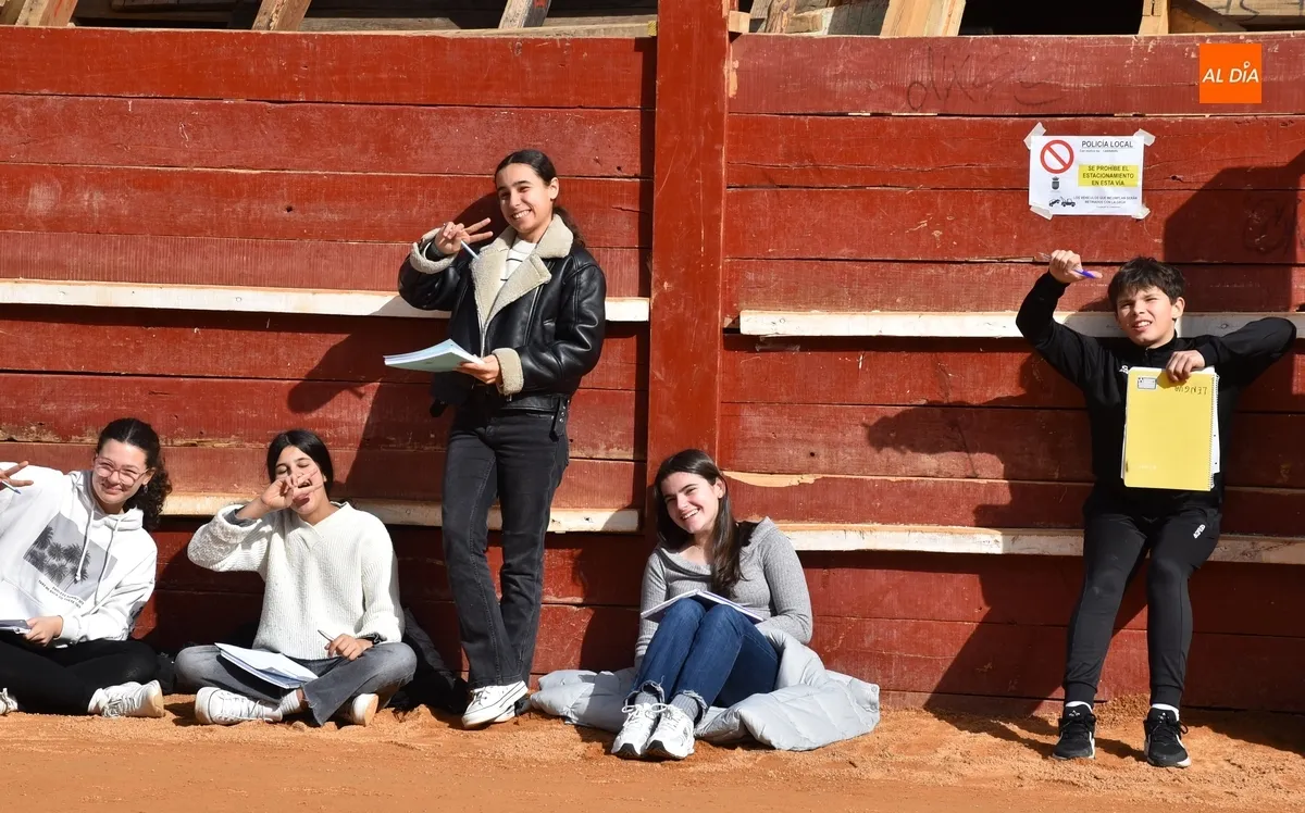 Foto 3 - Los alumnos de 1&ordm; de la ESO de Misioneras-Santa Teresa realizan un trabajo en plena Plaza