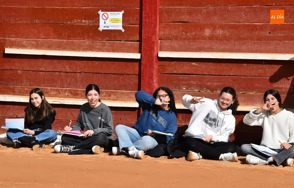 Foto 4 - Los alumnos de 1&ordm; de la ESO de Misioneras-Santa Teresa realizan un trabajo en plena Plaza