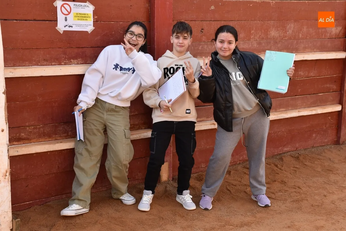 Foto 5 - Los alumnos de 1&ordm; de la ESO de Misioneras-Santa Teresa realizan un trabajo en plena Plaza