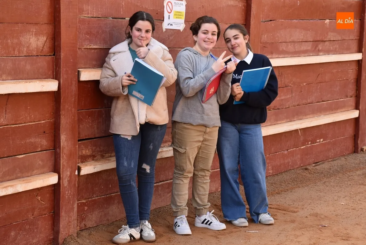 Foto 6 - Los alumnos de 1&ordm; de la ESO de Misioneras-Santa Teresa realizan un trabajo en plena Plaza