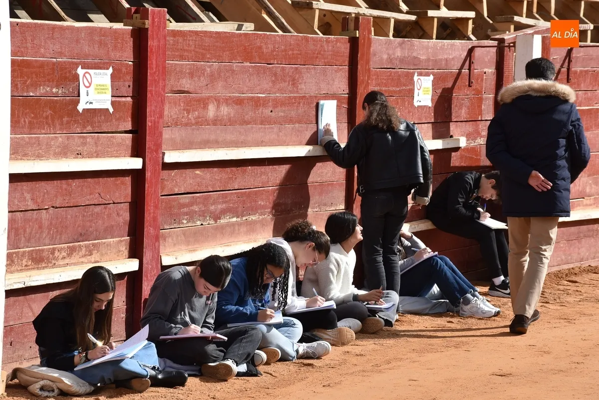 Foto 7 - Los alumnos de 1&ordm; de la ESO de Misioneras-Santa Teresa realizan un trabajo en plena Plaza