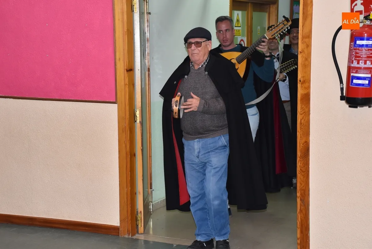 Foto 2 - El Colegio Mir&oacute;briga calienta motores para el Carnaval con la visita de la Rondalla