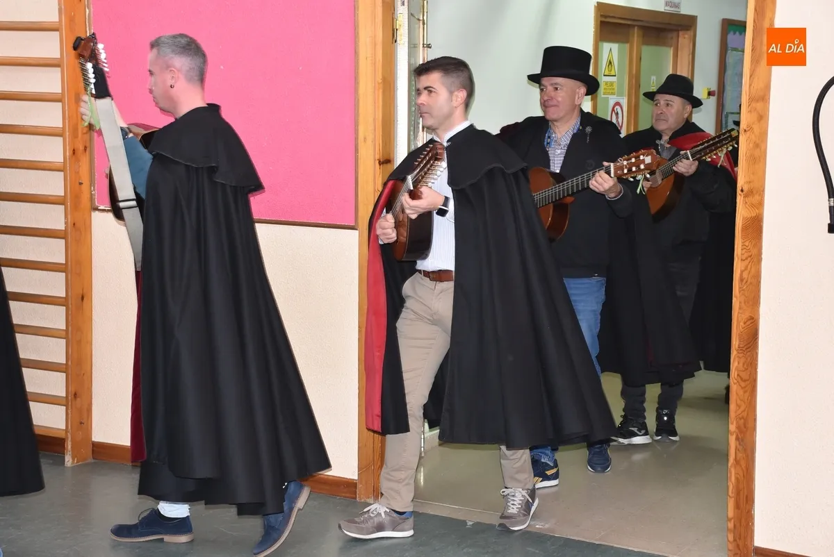 Foto 3 - El Colegio Mir&oacute;briga calienta motores para el Carnaval con la visita de la Rondalla