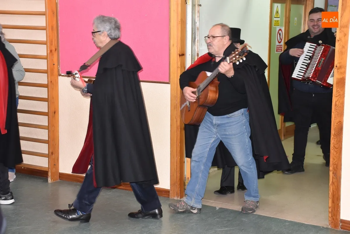 Foto 4 - El Colegio Mir&oacute;briga calienta motores para el Carnaval con la visita de la Rondalla