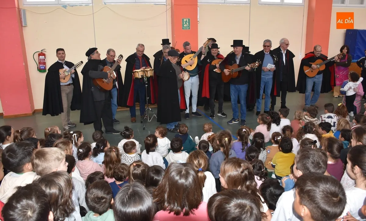 Foto 6 - El Colegio Mir&oacute;briga calienta motores para el Carnaval con la visita de la Rondalla