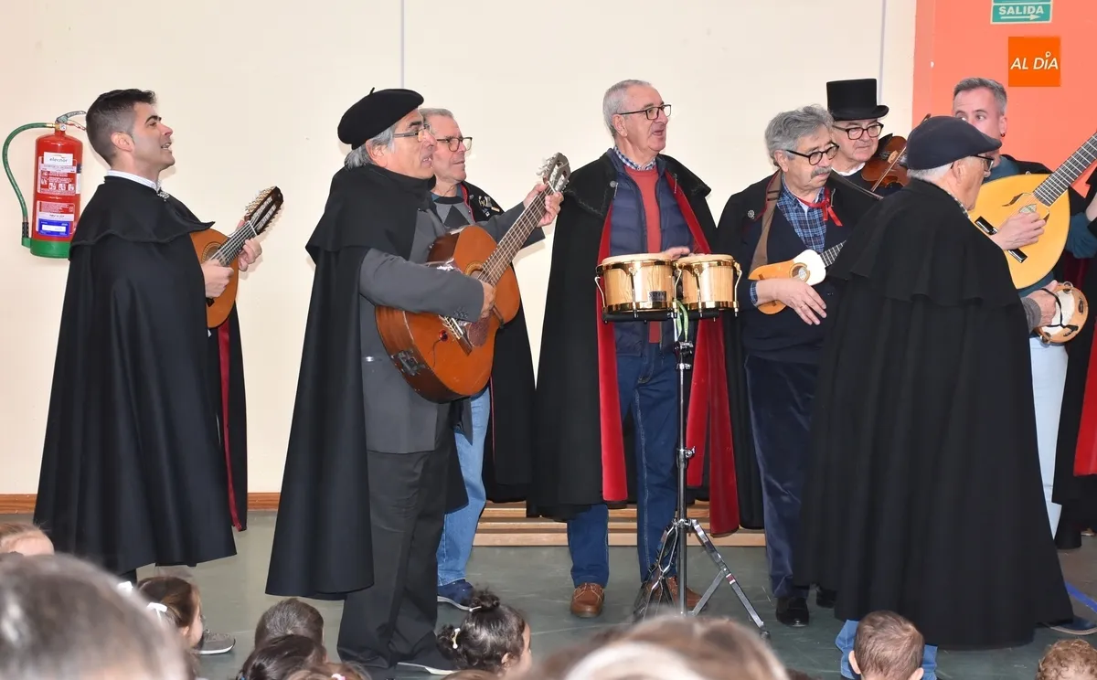 Foto 7 - El Colegio Mir&oacute;briga calienta motores para el Carnaval con la visita de la Rondalla