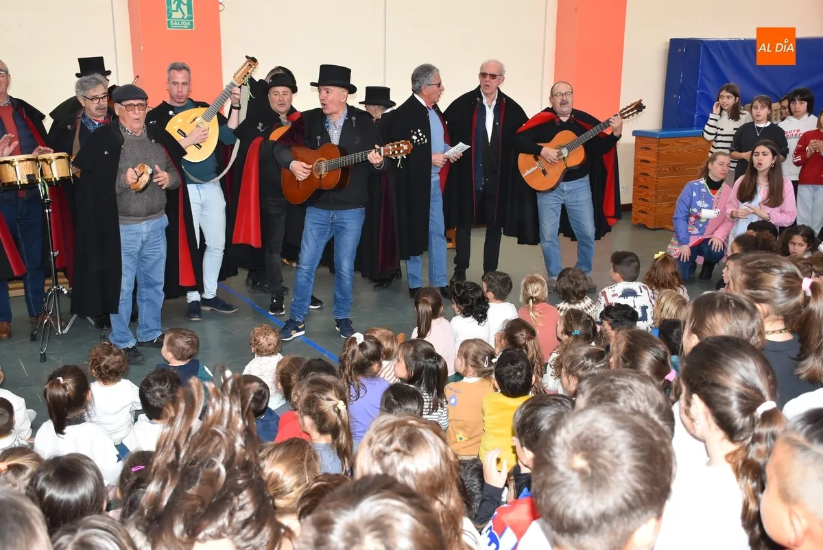 Foto 8 - El Colegio Mir&oacute;briga calienta motores para el Carnaval con la visita de la Rondalla