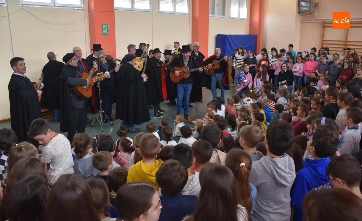 Foto 10 - El Colegio Mir&oacute;briga calienta motores para el Carnaval con la visita de la Rondalla
