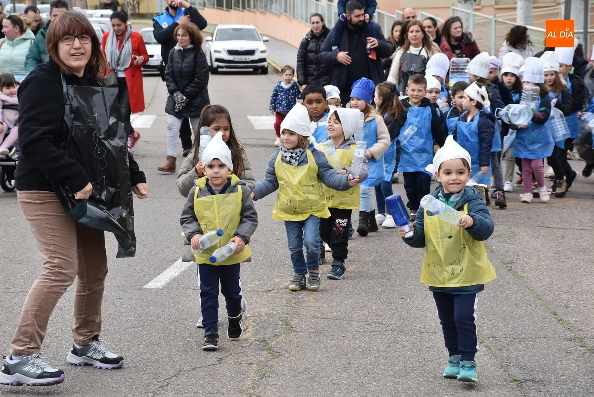 Foto 4 - Los alumnos de la Escuela de M&uacute;sica cocinan un variado men&uacute; de ritmos para animar la tarde