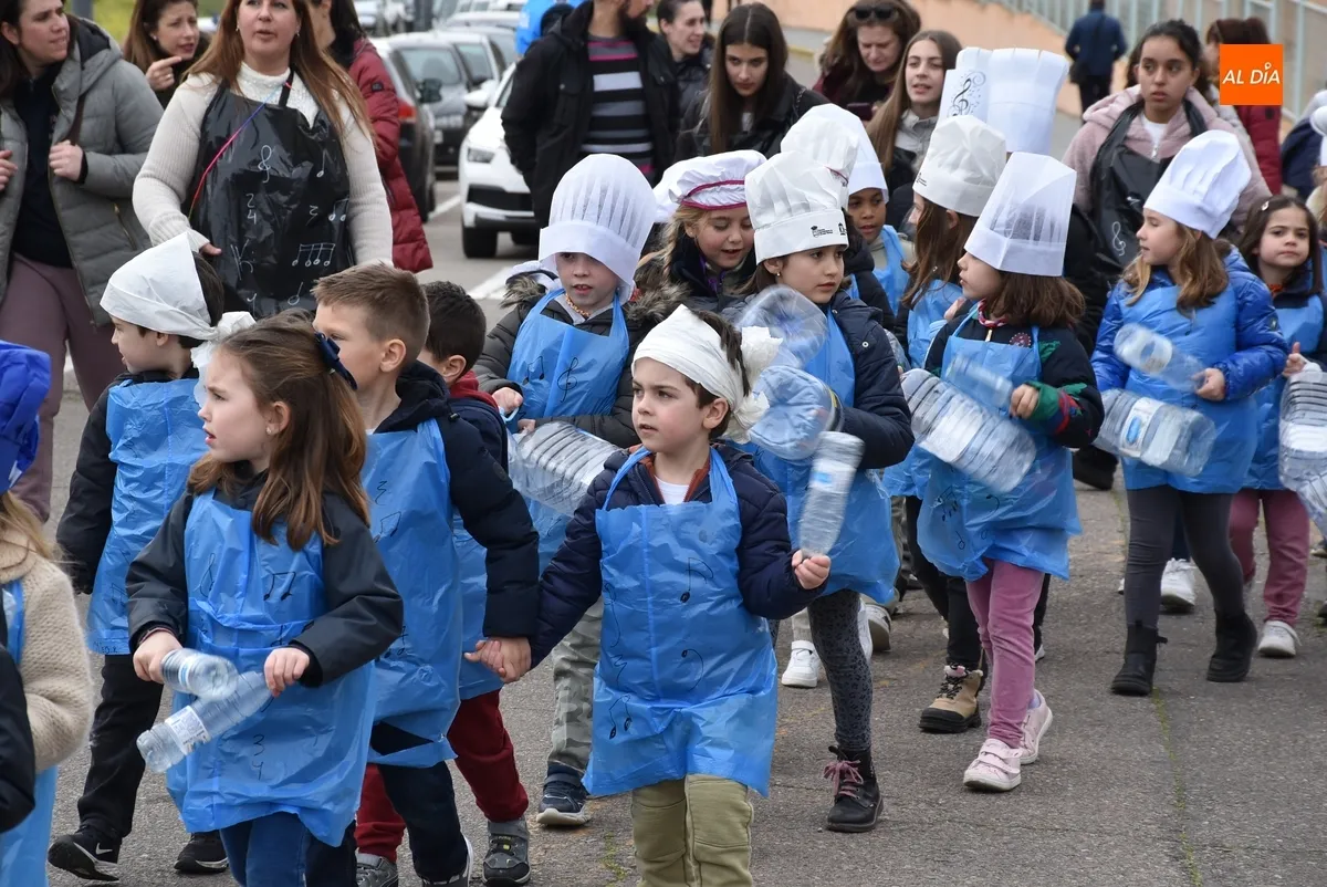 Foto 7 - Los alumnos de la Escuela de M&uacute;sica cocinan un variado men&uacute; de ritmos para animar la tarde