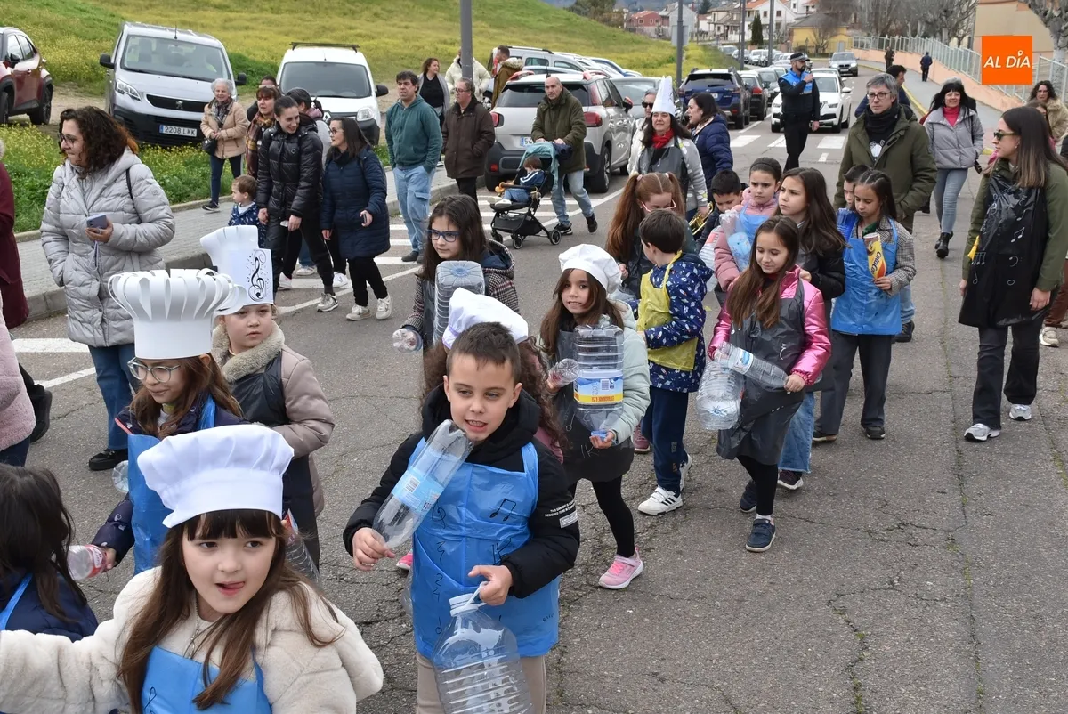 Foto 10 - Los alumnos de la Escuela de M&uacute;sica cocinan un variado men&uacute; de ritmos para animar la tarde