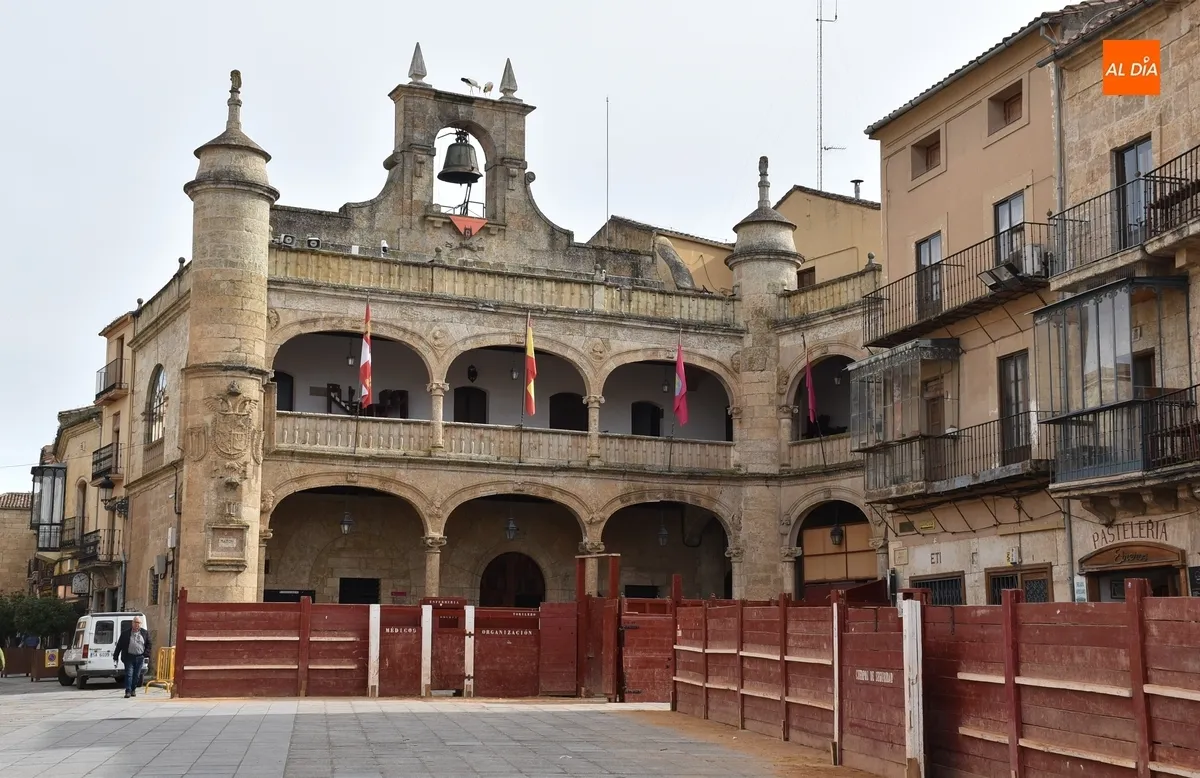 Foto 5 - Prosigue sin prisa pero sin pausa el despliegue de barreras, casetas y atracciones