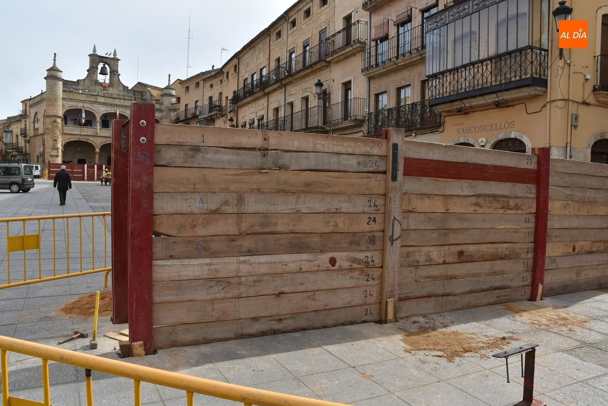 Foto 6 - Prosigue sin prisa pero sin pausa el despliegue de barreras, casetas y atracciones
