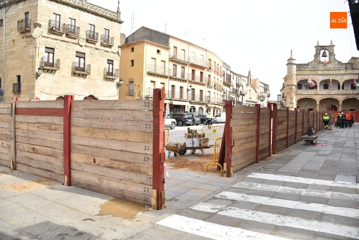 Foto 7 - Prosigue sin prisa pero sin pausa el despliegue de barreras, casetas y atracciones