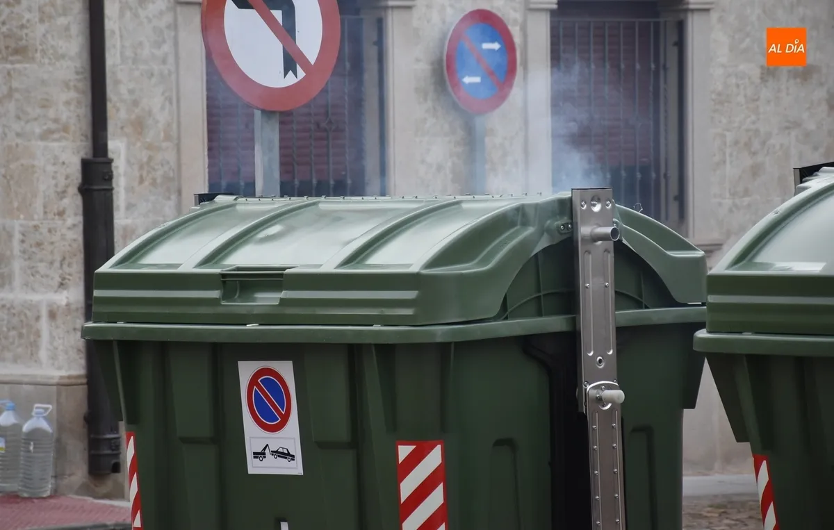 Foto 2 - Echa a arder uno de los contenedores estrenados esta misma semana en la calle C&aacute;rcabas