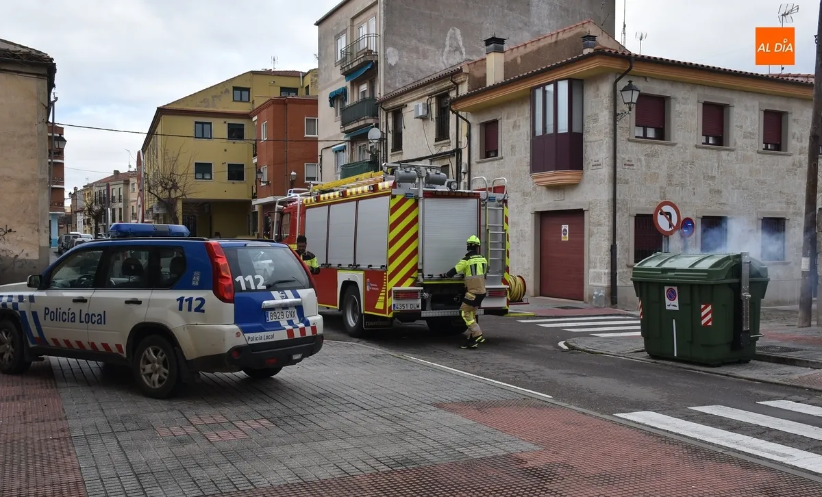 Foto 3 - Echa a arder uno de los contenedores estrenados esta misma semana en la calle C&aacute;rcabas