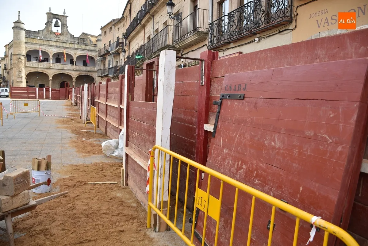 Foto 8 - Prosigue sin prisa pero sin pausa el despliegue de barreras, casetas y atracciones