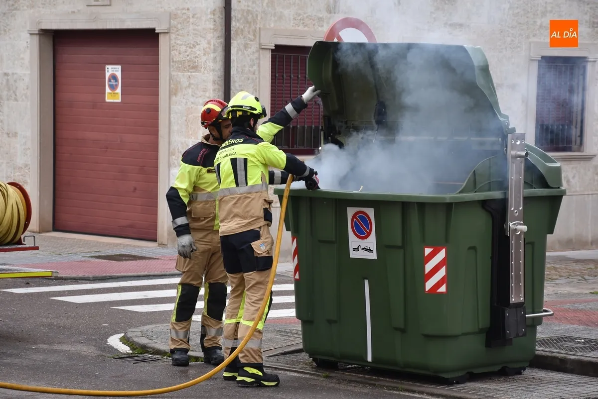 Foto 4 - Echa a arder uno de los contenedores estrenados esta misma semana en la calle C&aacute;rcabas